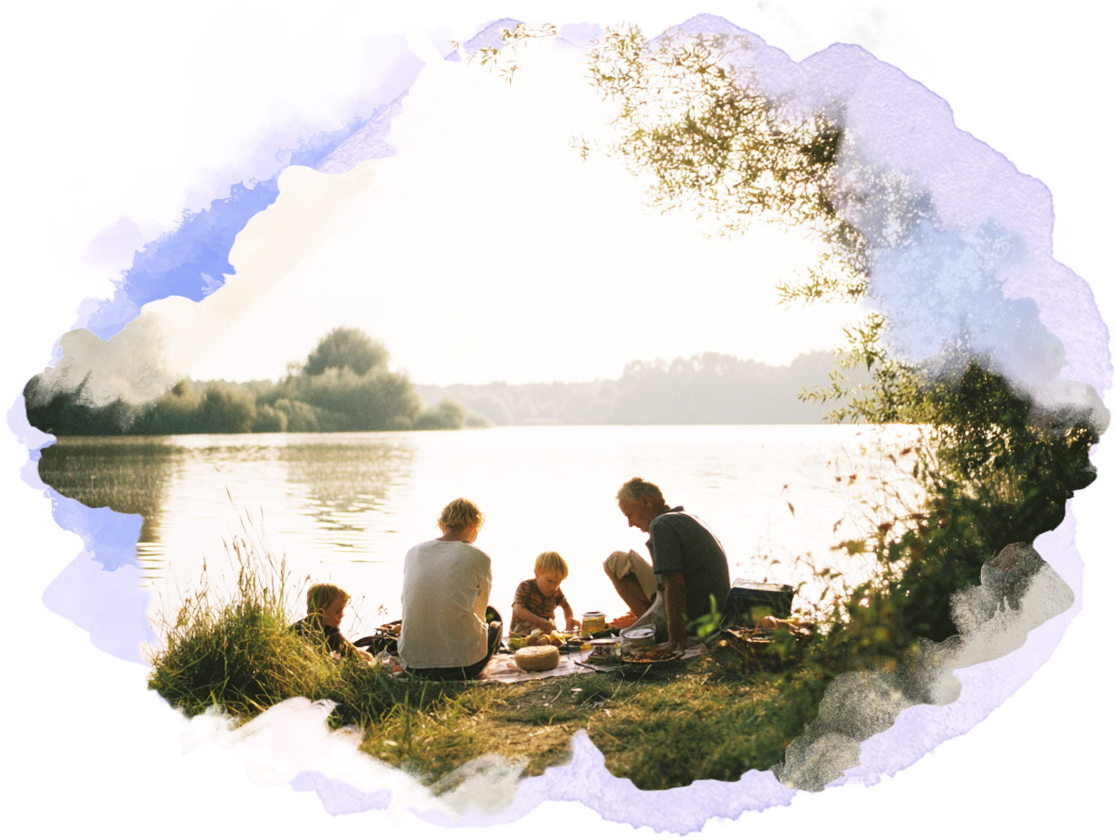Eine glückliche Familie im Urlaub — Kinder und Eltern spazieren durch eine malerische Stadt